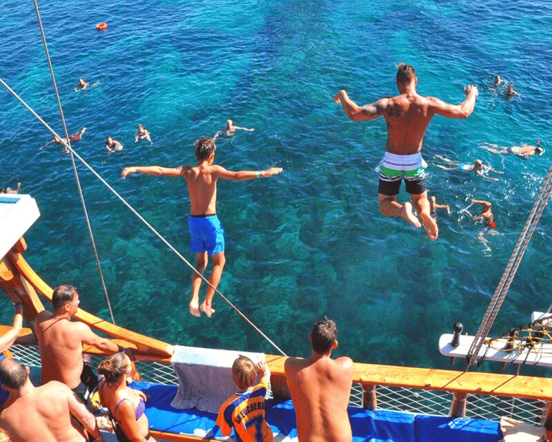 Side: Dolphin Island Boat Tour with BBQ Lunch - Entertainment on the boat: games that keep the energy up