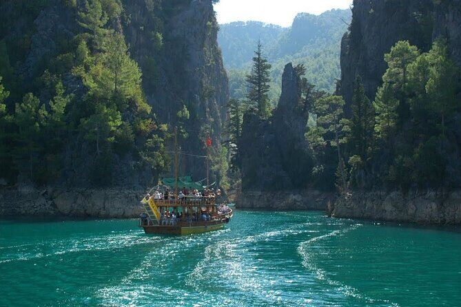 Side Green Canyon Boat Trip With Unlimited Drinks And Lunch - Crowds, comfort, and guide pacing: what to watch for